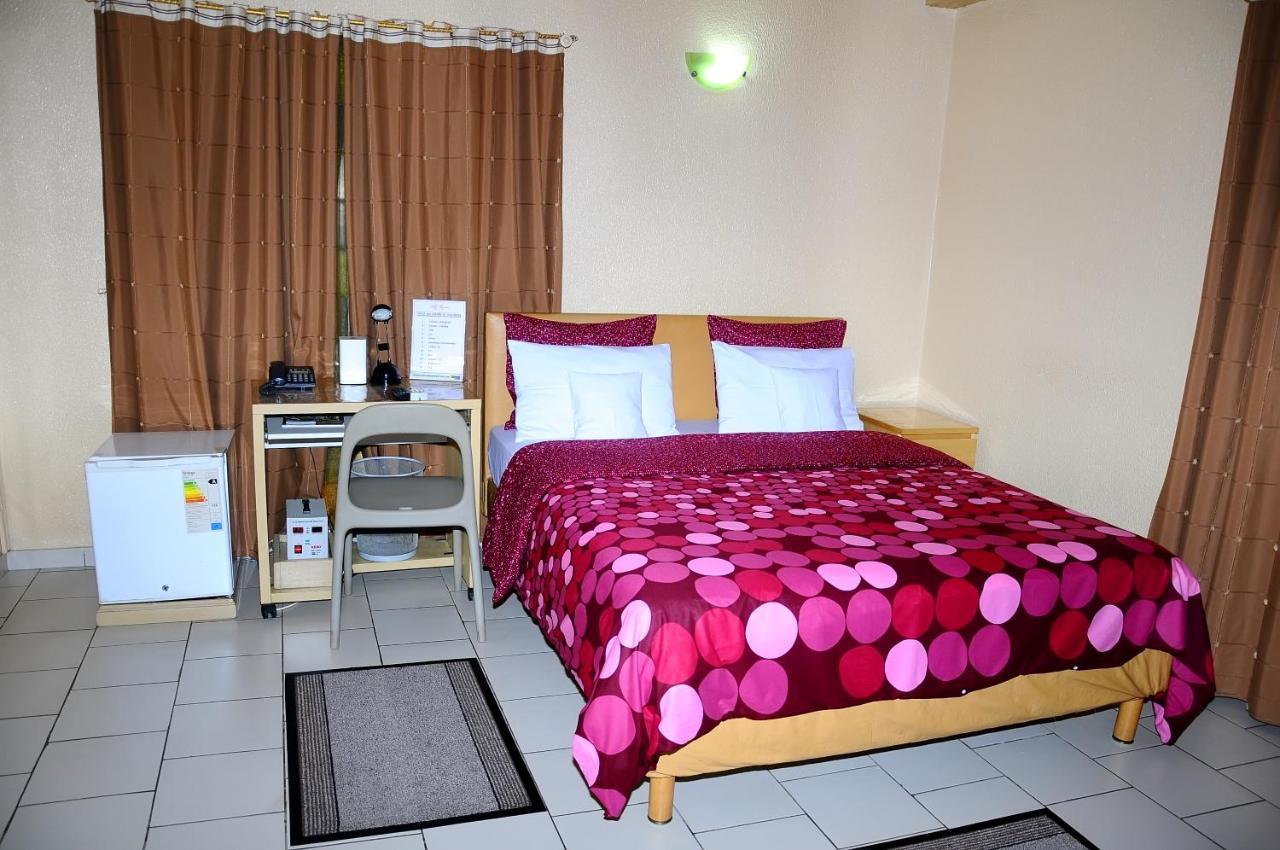 Hotel Saint Thomas Lome Exterior photo